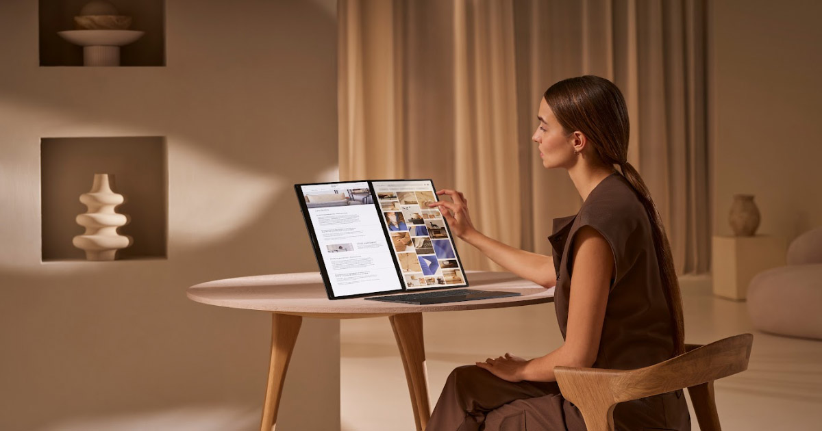 :una mujer usando el teclado virtual de su laptop ASUS Zenbook DUO.